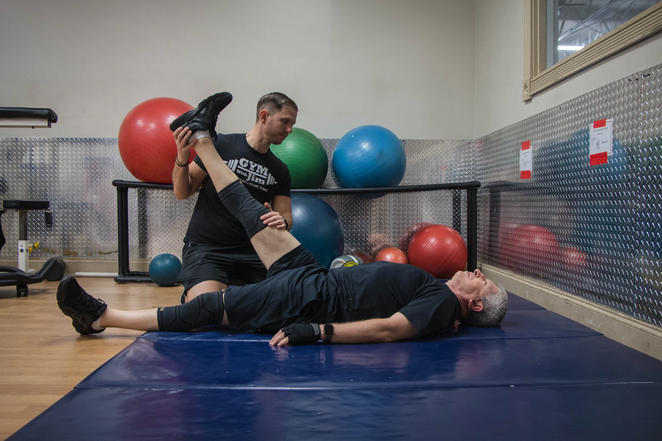 top voted broward county adult physical therapist assisting a hamstring stretch on patient